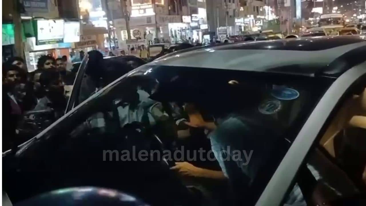 ಡಿಕ್ಕಿ ಹೊಡೆದು ಬೈಕನ್ನು ಎಳೆದೊಯ್ದ ಕಾರು : ವೈದ್ಯರಿಗೆ ಥಳಿಸಿದ ಸ್ಥಳೀಯರು 1 Shivamogga news today
