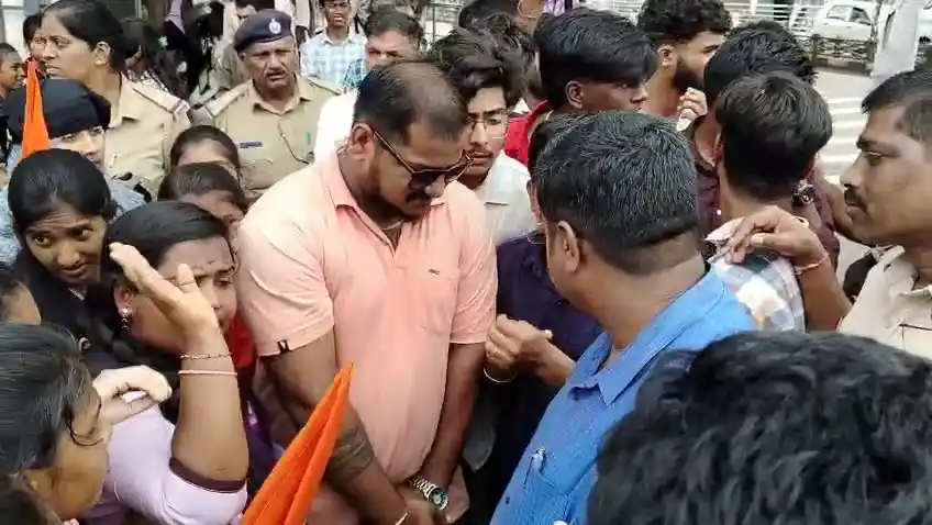 ಡಿಸಿ ಆಫೀಸ್ ಎದುರು ಪ್ರತಿಭಟನೆ ಜೋರು! ಸ್ವತಃ SP ಮನವೊಲಿಸಿದರೂ ಪಟ್ಟು ಬಿಡದ ವಿದ್ಯಾರ್ಥಿಗಳು! 4 ABVP Students Protest in Shimoga for Immediate Appointment of Guest Lecturers