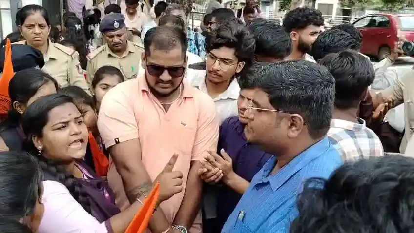 ಡಿಸಿ ಆಫೀಸ್ ಎದುರು ಪ್ರತಿಭಟನೆ ಜೋರು! ಸ್ವತಃ SP ಮನವೊಲಿಸಿದರೂ ಪಟ್ಟು ಬಿಡದ ವಿದ್ಯಾರ್ಥಿಗಳು! 5 Malenadu Today