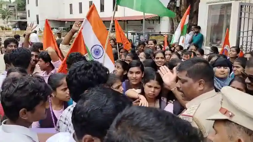 ಡಿಸಿ ಆಫೀಸ್ ಎದುರು ಪ್ರತಿಭಟನೆ ಜೋರು! ಸ್ವತಃ SP ಮನವೊಲಿಸಿದರೂ ಪಟ್ಟು ಬಿಡದ ವಿದ್ಯಾರ್ಥಿಗಳು! 1 ABVP Students Protest in Shimoga for Immediate Appointment of Guest Lecturers
