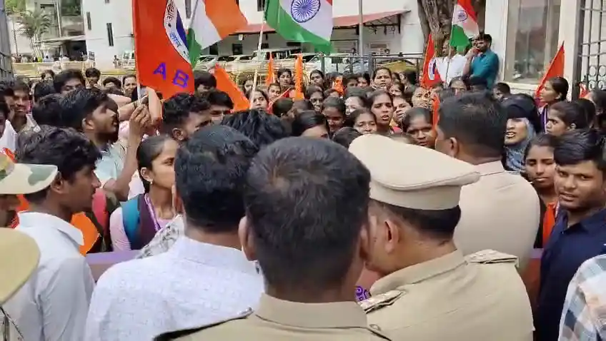 ಡಿಸಿ ಆಫೀಸ್ ಎದುರು ಪ್ರತಿಭಟನೆ ಜೋರು! ಸ್ವತಃ SP ಮನವೊಲಿಸಿದರೂ ಪಟ್ಟು ಬಿಡದ ವಿದ್ಯಾರ್ಥಿಗಳು! 6 ABVP Students Protest in Shimoga for Immediate Appointment of Guest Lecturers