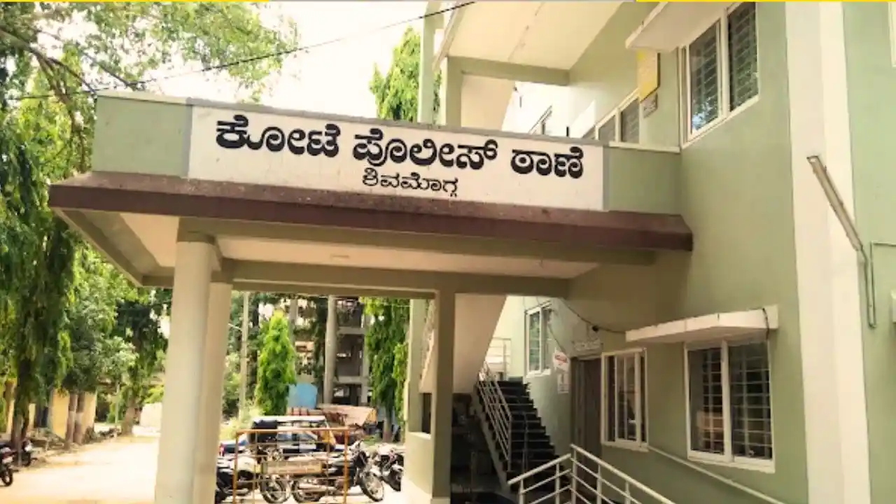 ಶಿವಮೊಗ್ಗ : ವೀರಭದ್ರ ಟಾಕೀಸ್ ಬಳಿ ಕುಸಿದು ಬಿದ್ದಿದ್ದ ವ್ಯಕ್ತಿ ಸಾವು! ಕೈ ಮೇಲಿತ್ತು ಸೂರ್ಯನ ಟ್ಯಾಟು! 1 kote police station