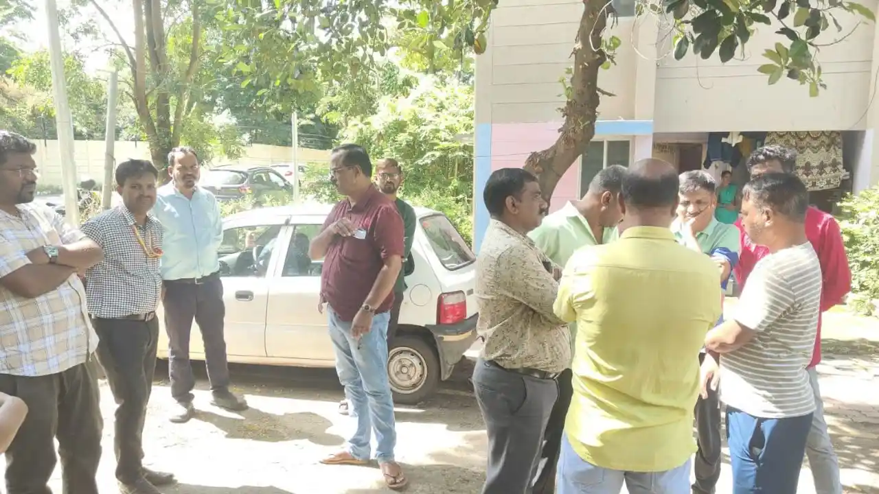 ಶಿವಮೊಗ್ಗ BREAIKNG : ಮಗಳನ್ನ ಕೊಂದು, ಆಕೆಯ ದೇಹದ ಮೇಲೆ ನಿಂತು ನೇಣಿಗೆ ಶರಣಾದ ತಾಯಿ! 1 Shruthi (38) kills her daughter Poorvika (6th grade) with a machete before committing suicide in Meggan Nursing Quarters, Shivamogga.