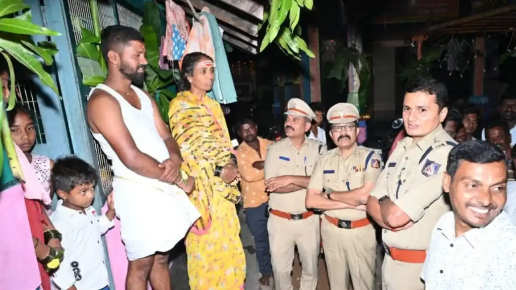 ಮನೆಗೆ ಬಂದ ಎಸ್ಪಿ ಮಿಥುನ್ ಕುಮಾರ್ & ಟೀಂ! ಚೀಟಿ ಅಂಟಿಸಿ, ಮಹತ್ವದ ಮಾತು! 1 Shimoga Police Relaunches 'Mane Manege Police' to FORTIFY Citizen Safety