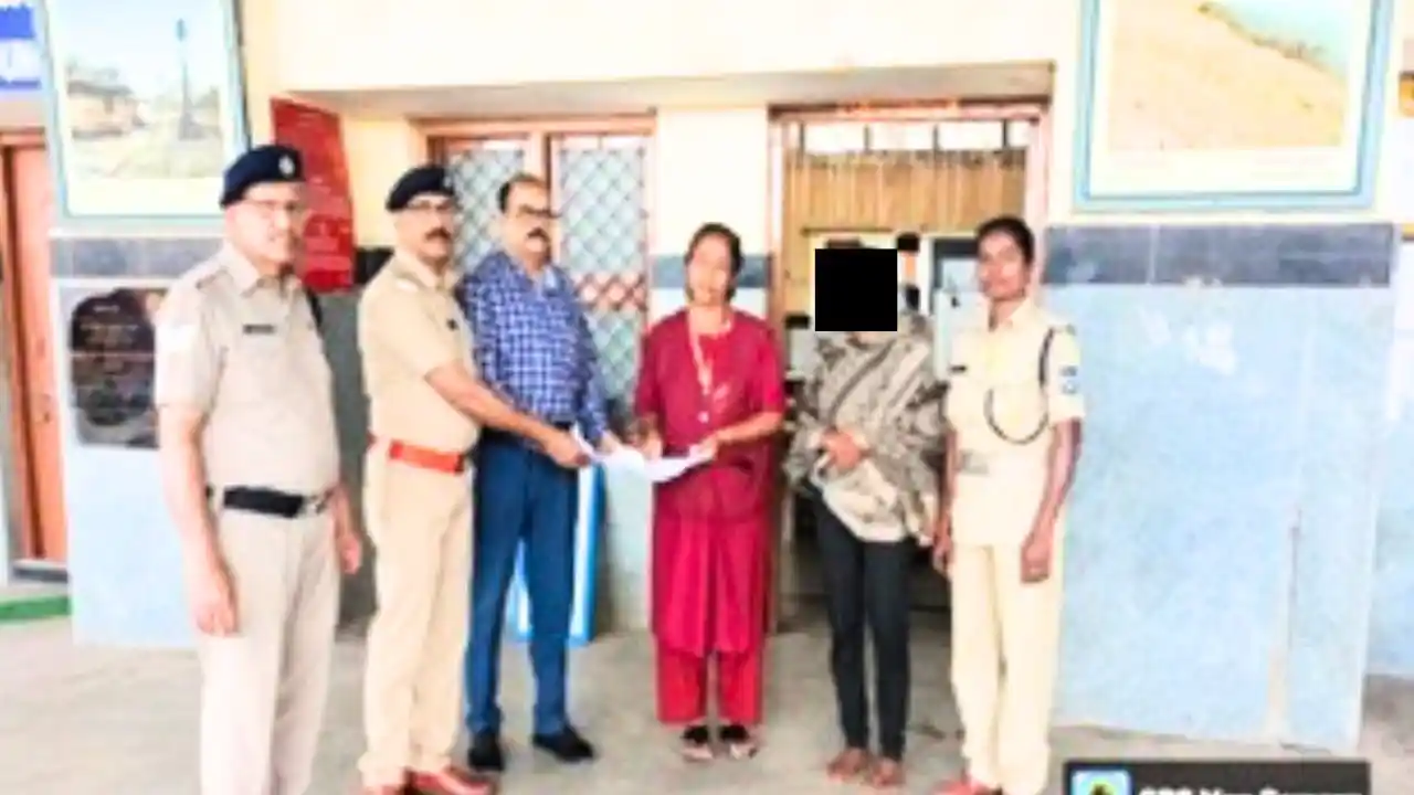 ಮಗುವನ್ನ ಬಿಟ್ಟು ಶಿವಮೊಗ್ಗಕ್ಕೆ ಬಂದ ಆಂಧ್ರ ಮಹಿಳೆ! RPF ಸಿಬ್ಬಂದಿಯಿಂದ ರಕ್ಷಣೆ! ಆಗಿದ್ದು ಇಷ್ಟು! 1 Andhra Woman Rescued Andhra Woman Escapes Husband's Harassment, Rescued by Police at Shivamogga Railway Station