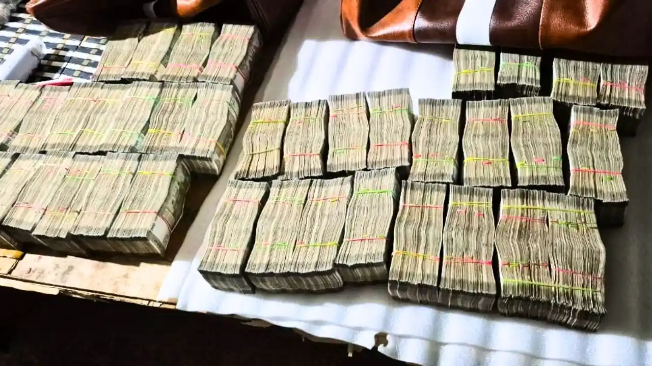 ಖಾಸಗಿ ಬಸ್ನಲ್ಲಿದ್ದ ಪ್ರಯಾಣಿಕನ ಬಳಿ ಸಿಕ್ತು ₹1 ಕೋಟಿ! 1 Karnataka Goa Border Police Seize 1 Crore Undisclosed Cash from Private Bus Passengers