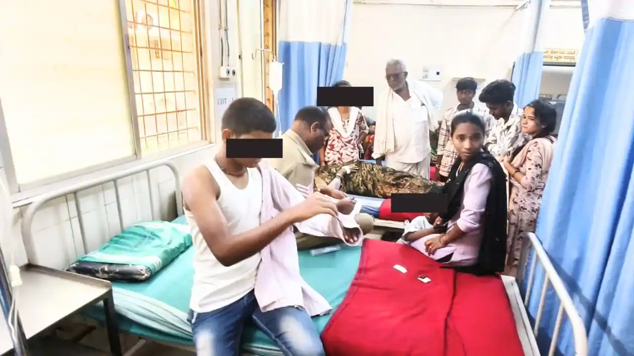 ಶಿಕಾರಿಪುರ : ಶಾಲೆ ಆವರಣದಲ್ಲಿದ್ದ ಮಕ್ಕಳ ಮೇಲೆ ಜೇನು ದಾಳಿ! 1 SSLC Students and Staff Hospitalized After Massive Bee Attack at Shikaripura School