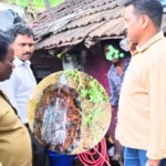 ಮನೆಯಲ್ಲಿ ಗುಟ್ಟಾಗಿ ಇಟ್ಕೊಂಡಿದ್ದ ಪ್ರಾಣಿ ಬಗ್ಗೆ ಅರಣ್ಯ ಇಲಾಖೆಗೆ ಪಿನ್ ಟು ಪಿನ್ ಮಾಹಿತಿ! ನಡೀತು ಈ ಘಟನೆ 2 Forest Mobile Squad of Sagar seized a Black Turtle Kappu Aame during a raid in Bekallu Siddeshwara Nagara, Hosanagara.