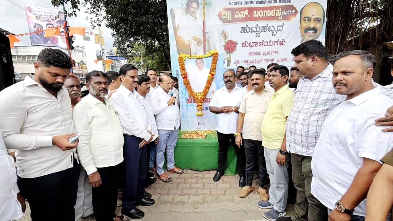 100ಕ್ಕೂ ಹೆಚ್ಚು ಆಟೋ ಚಾಲಕರಿಗೆ ಎಂ. ಶ್ರೀಕಾಂತ್ರಿಂದ ಬಟ್ಟೆ ವಿತರಣೆ : ಕಾರಣವೇನು 1 Malenadu Today