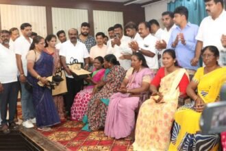 Deepavali Gift ಮಹಿಳೆಯರಿಗೆ ಸೀರೆ ವಿತರಿಸುತ್ತಿರುವ ಎಂ ಶ್ರೀಕಾಂತ್​