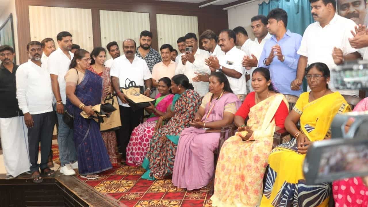 ದೀಪಾವಳಿ ವಿಶೇಷ: ಶಿವಮೊಗ್ಗದ 300ಕ್ಕೂ ಹೆಚ್ಚು ಮಹಿಳಾ ಪೌರಕಾರ್ಮಿಕರಿಗೆ ಎಂ. ಶ್ರೀಕಾಂತ್ ಸೀರೆ ವಿತರಣೆ, ಗೌರವ ಸಮರ್ಪಣೆ 1 Deepavali Gift ಮಹಿಳೆಯರಿಗೆ ಸೀರೆ ವಿತರಿಸುತ್ತಿರುವ ಎಂ ಶ್ರೀಕಾಂತ್