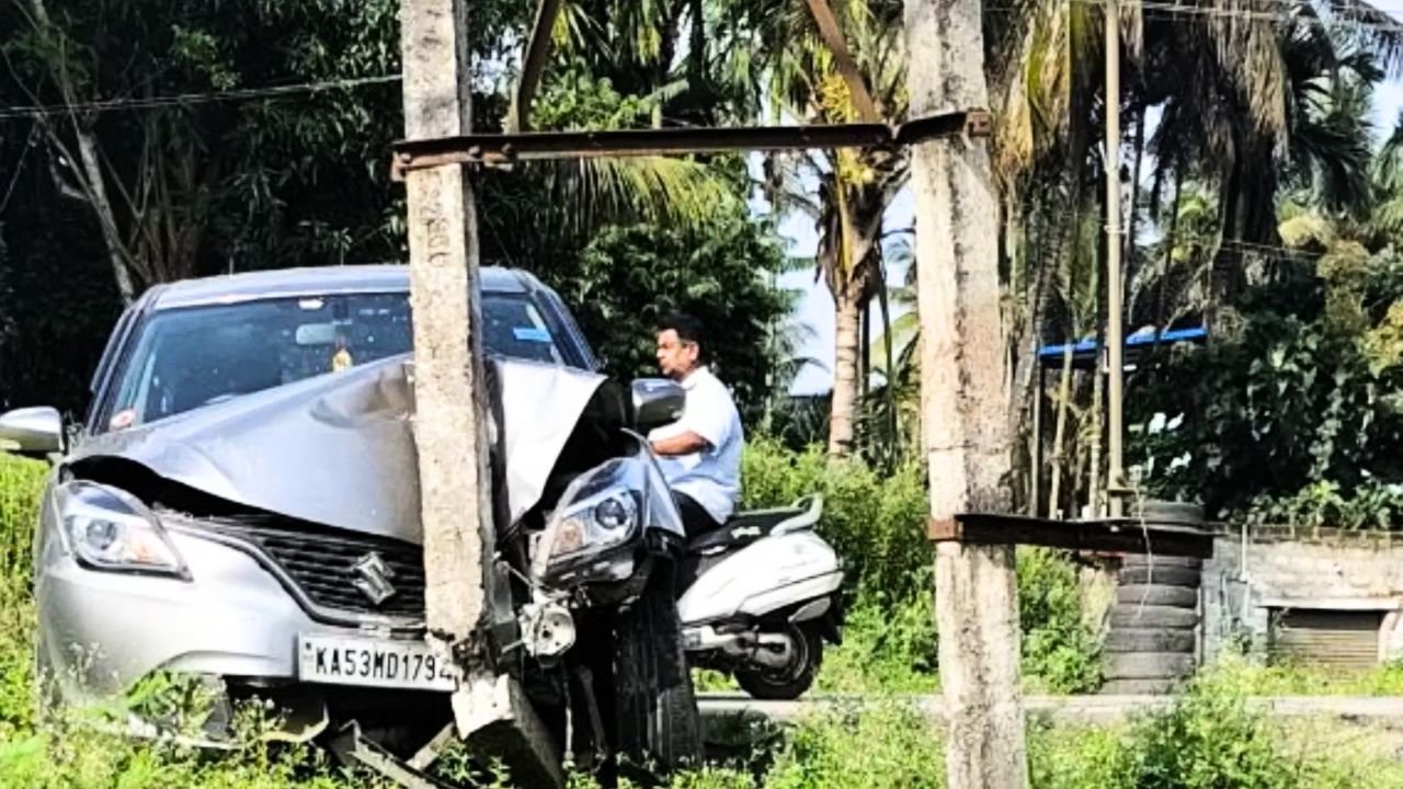 ಭದ್ರಾವತಿ ಬೈಪಾಸ್ನಲ್ಲಿ ವಿದ್ಯುತ್ ಕಂಬಕ್ಕೆ ಕಾರು ಡಿಕ್ಕಿ; ನಾಲ್ವರಿಗೆ ಗಾಯ 1 Car hits Electric Pole