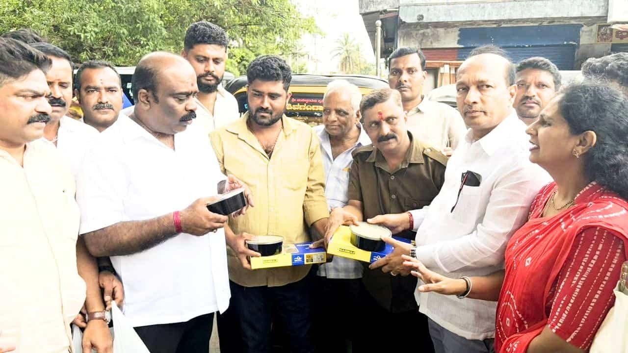 100ಕ್ಕೂ ಹೆಚ್ಚು ಆಟೋ ಚಾಲಕರಿಗೆ ಎಂ. ಶ್ರೀಕಾಂತ್ರಿಂದ ಬಟ್ಟೆ ವಿತರಣೆ : ಕಾರಣವೇನು 2 Malenadu Today