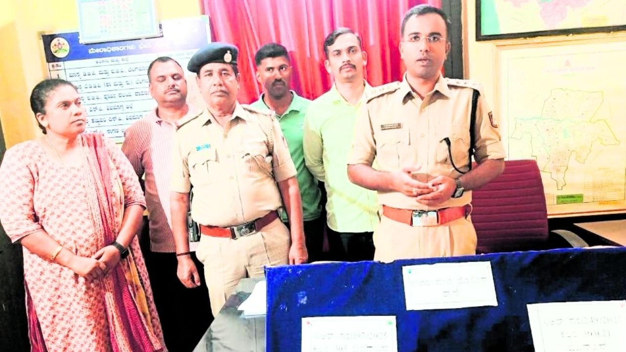 ಸಾಗರ ಟೌನ್ ಪೊಲೀಸರ ಕಾರ್ಯಾಚರಣೆ! ದಾವಣಗೆರೆ ಮಹಿಳೆ ಚಿನ್ನ ಕದ್ದಿದ್ದ ಪ್ರಕರಣ ಸೇರಿ 2 ಕೇಸ್ ಕ್ಲೀಯರ್ 1 Sagar Police Recover 44 Grams Gold Ornaments, Two Thieves Arrested in Separate Theft Cases"Sagar Police Arrest Two Thieves