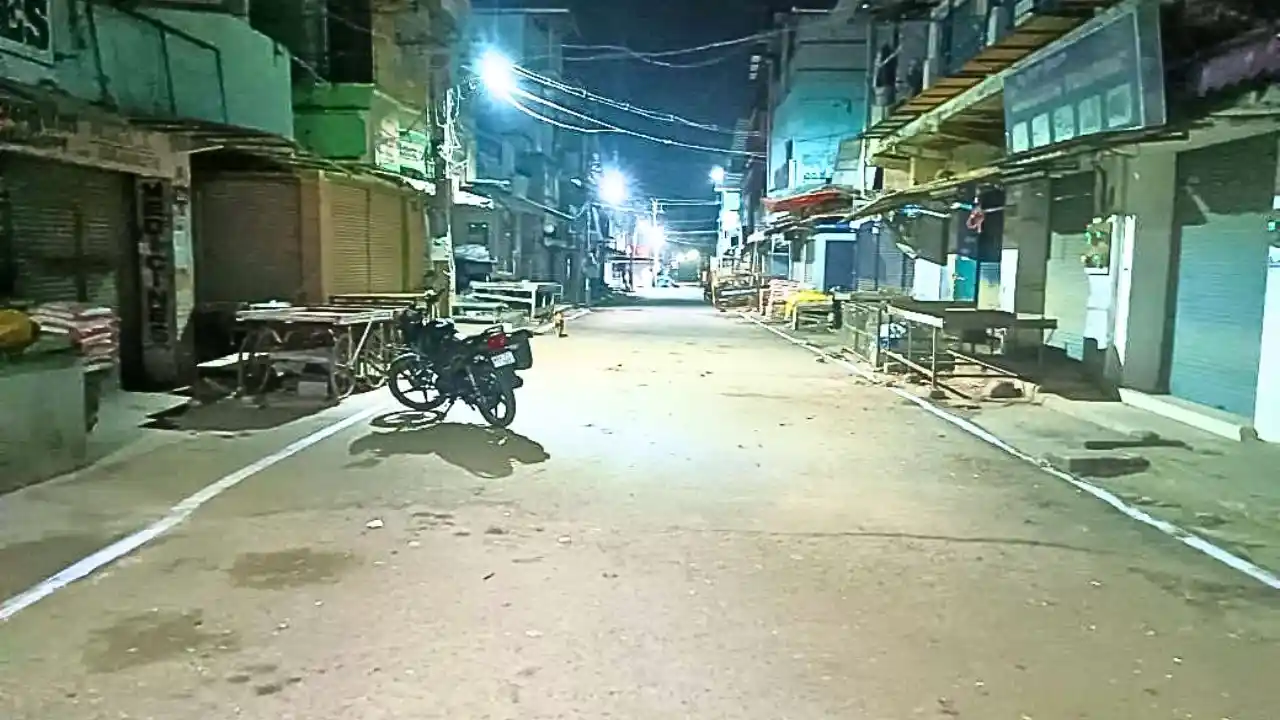 Shimoga Gandhi Bazar Encroachment issue clear Authorities Paint Roads Warn Vegetable Vendors