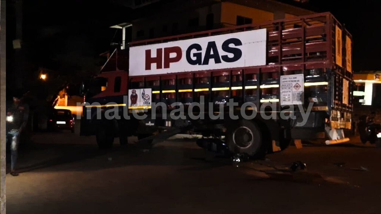 ಬೈಕ್ ಹಾಗೂ ಗ್ಯಾಸ್ ಲಾರಿ ನಡುವೆ ಅಪಘಾತ : ಇಬ್ಬರು ಸಾವು 1 Bike Gas Lorry Collision Near Balebailu, Thirthahalli malenadu today photos