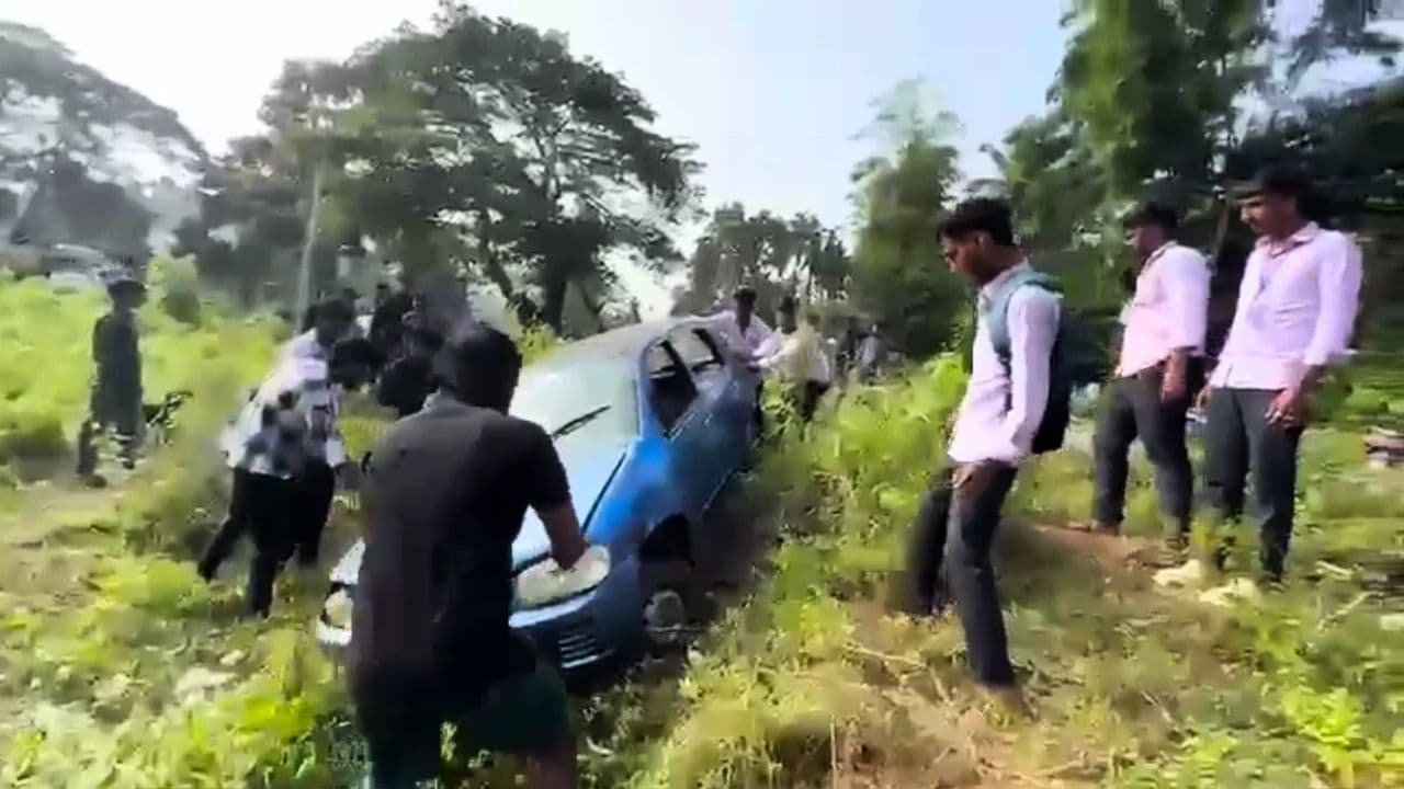 ತುಂಗಾ ಕಾಲೇಜ್ ಬಳಿ ಆಲ್ಟೋ ಕಾರ್ ಪಲ್ಟಿ 1 Alto Car Overturns