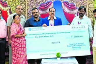 ಪರಿಹಾರ ಚೆಕ್, ಕೆಎಸ್‌ಆರ್‌ಟಿಸಿ, ಎಸ್‌ಬಿಐ, ಅಪಘಾತ ವಿಮೆ, ವೀರಣ್ಣ ಸೇಬಿನಕಟ್ಟಿ, ಹೊಸನಗರ ತೆಪ್ಪ ದುರಂತ, ಪೂರ್ಣೇಶ್ ಕುಟುಂಬ, ಆರಗ ಜ್ಞಾನೇಂದ್ರ, ಕಾಲುಸೇತುವೆ ನಿರ್ಮಾಣ