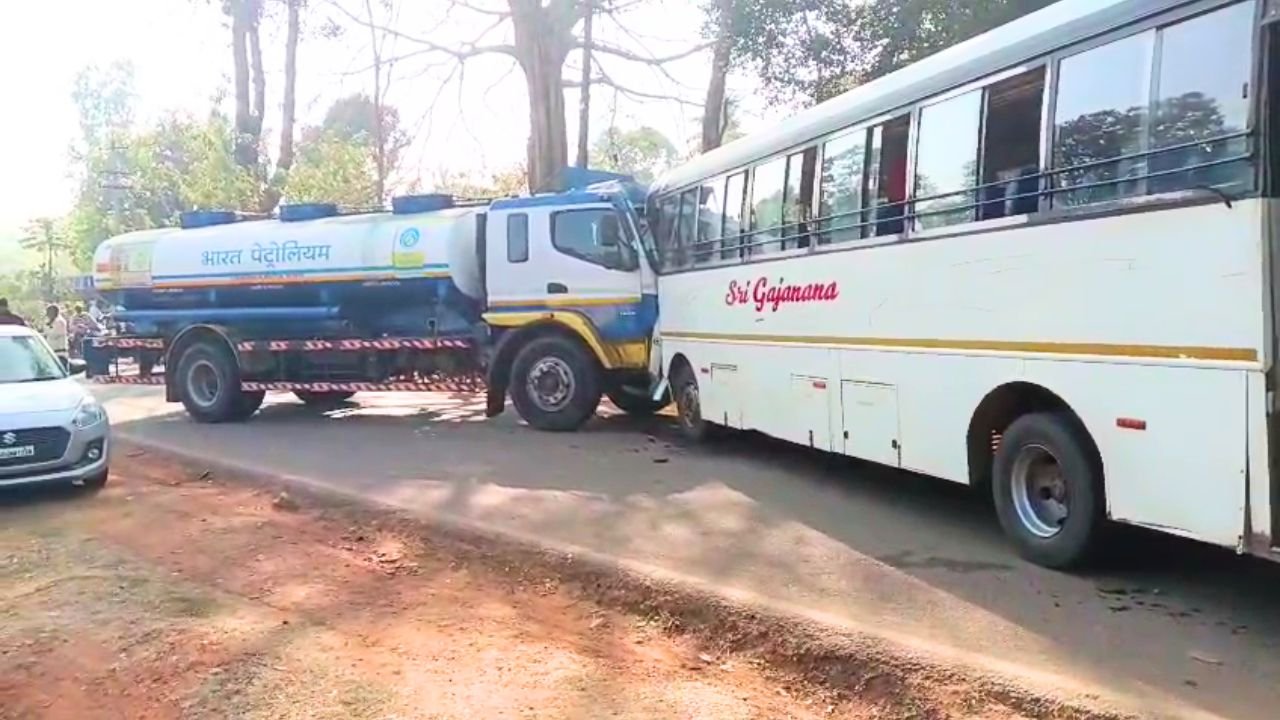 ಪರಸ್ಪರ ಸೀದಾಸಿದಾ ಗುದ್ದಿಕೊಂಡ ಗಜಾನನ ಬಸ್-ಆಯಿಲ್ ಟ್ಯಾಂಕರ್! ಹೊಸನಗರದ ಕೋಡೂರು ಸಮೀಪ ನಡೆದ ಘಟನೆ 1 BusTanker Collision near Ripponpete Koduru Woman Critical
