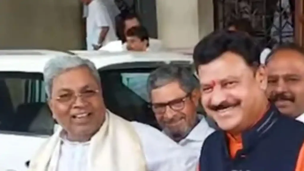 ಸಿಎಂ ಕೋಳಿ ಸಾರ್ ಸಮಾಚಾರದ ನಡುವೆ, ಹೀರೋ ಆದ ಕಲರ್ ಫುಲ್ ಬೇಳೂರು ಗೋಪಾಲಕೃಷ್ಣ! ತಪ್ಪದೆ ಈ ಸ್ಟೋರಿ ಓದಿ 3 CM Reply to Belur Gopalakrishna ಸಚಿವ ಸ್ಥಾನದ ಆಕಾಂಕ್ಷಿ ಬೇಳೂರು ಗೋಪಾಲಕೃಷ್ಣಗೆ ಸಿಎಂ ಸಿದ್ದರಾಮಯ್ಯ ಅಚ್ಚರಿ ಉತ್ತರ CM Siddaramaiah Reply to Minister Aspirant Belur Gopalakrishna