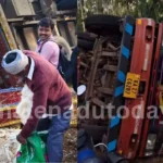 Chicken Transport Lorry Overturns Near Bhadravathi