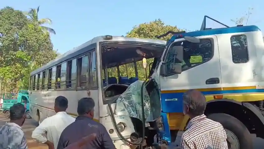 ಪರಸ್ಪರ ಸೀದಾಸಿದಾ ಗುದ್ದಿಕೊಂಡ ಗಜಾನನ ಬಸ್-ಆಯಿಲ್ ಟ್ಯಾಂಕರ್! ಹೊಸನಗರದ ಕೋಡೂರು ಸಮೀಪ ನಡೆದ ಘಟನೆ 4 BusTanker Collision near Ripponpete Koduru Woman Critical