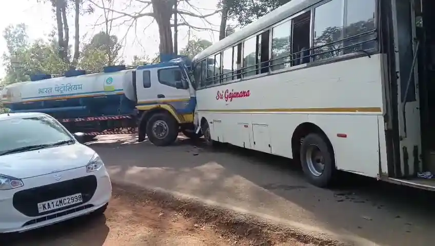 ಪರಸ್ಪರ ಸೀದಾಸಿದಾ ಗುದ್ದಿಕೊಂಡ ಗಜಾನನ ಬಸ್-ಆಯಿಲ್ ಟ್ಯಾಂಕರ್! ಹೊಸನಗರದ ಕೋಡೂರು ಸಮೀಪ ನಡೆದ ಘಟನೆ 2 BusTanker Collision near Ripponpete Koduru Woman Critical