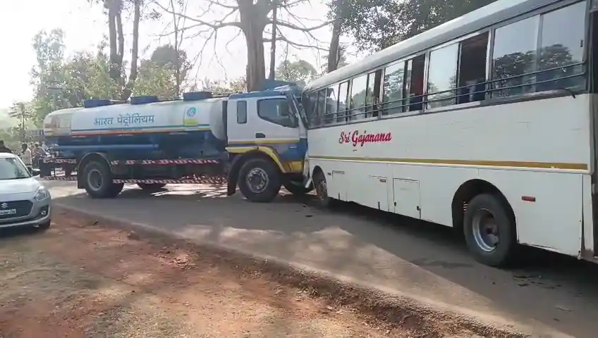 ಪರಸ್ಪರ ಸೀದಾಸಿದಾ ಗುದ್ದಿಕೊಂಡ ಗಜಾನನ ಬಸ್-ಆಯಿಲ್ ಟ್ಯಾಂಕರ್! ಹೊಸನಗರದ ಕೋಡೂರು ಸಮೀಪ ನಡೆದ ಘಟನೆ 5 BusTanker Collision near Ripponpete Koduru Woman Critical