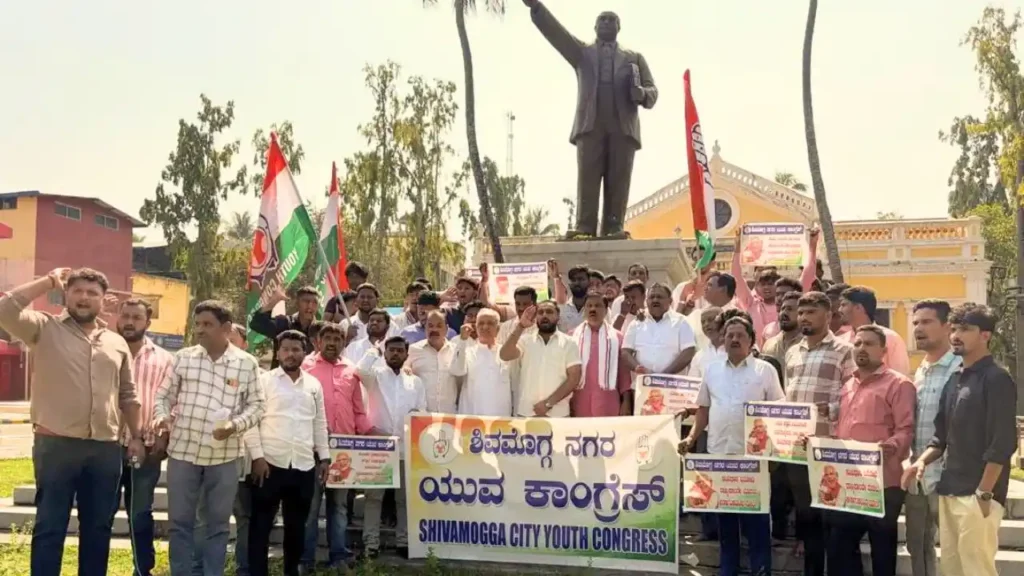 ಶಿವಮೊಗ್ಗ ಪಾಲಿಕೆ ಎದುರು ಕಾಂಗ್ರೆಸ್ ಕಾರ್ಯಕರ್ತರ ಪ್ರತಿಭಟನೆ! ಕರ್ನಾಟಕ ಬಚಾವೋ ಘೋಷಣೆ 2 ಶಿವಮೊಗ್ಗ ರಾಜ್ಯಪಾಲರ ವಿರುದ್ಧ ಕಾಂಗ್ರೆಸ್ ಪ್ರತಿಭಟನೆ ಗೆಹ್ಲೋಟ್ ವಾಪಸ್ ಕರೆಸಿಕೊಳ್ಳಲು ಆಗ್ರಹ
Shivamogga Congress Protests Against Governor Thawar Chand Gehlot; Demands His Recall