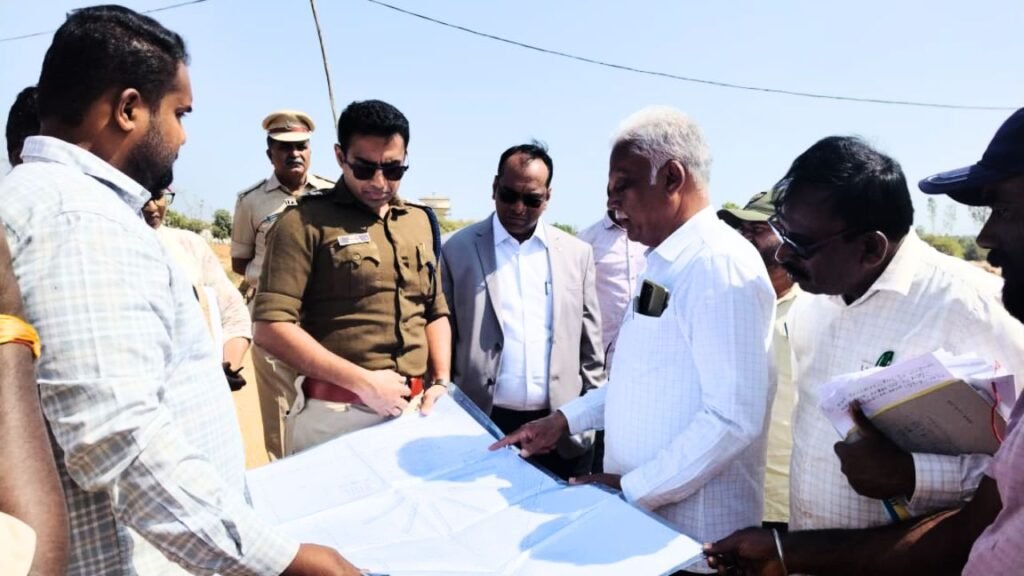 ಶಿವಮೊಗ್ಗ: ಸೋಗಾನೆಯಲ್ಲಿ ನಿರ್ಮಾಣವಾಗಲಿರುವ ಹೈ-ಸೆಕ್ಯೂರಿಟಿ ಜೈಲಿನ ಸ್ಥಳಕ್ಕೆ ಡಿಸಿ ಮತ್ತು ಎಸ್ಪಿ ಭೇಟಿ 2 Shimoga High Security Prison DC and SP Inspect