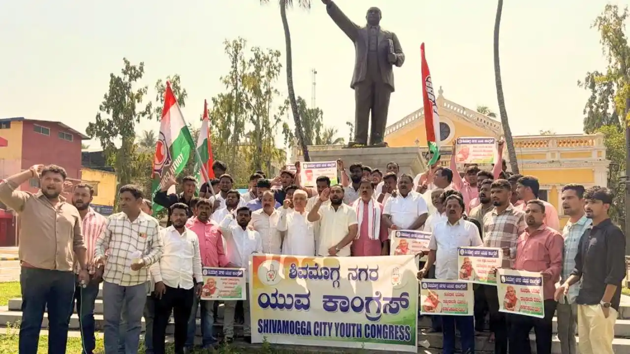 ಶಿವಮೊಗ್ಗ ಪಾಲಿಕೆ ಎದುರು ಕಾಂಗ್ರೆಸ್ ಕಾರ್ಯಕರ್ತರ ಪ್ರತಿಭಟನೆ! ಕರ್ನಾಟಕ ಬಚಾವೋ ಘೋಷಣೆ 1 ಶಿವಮೊಗ್ಗ ರಾಜ್ಯಪಾಲರ ವಿರುದ್ಧ ಕಾಂಗ್ರೆಸ್ ಪ್ರತಿಭಟನೆ ಗೆಹ್ಲೋಟ್ ವಾಪಸ್ ಕರೆಸಿಕೊಳ್ಳಲು ಆಗ್ರಹ Shivamogga Congress Protests Against Governor Thawar Chand Gehlot; Demands His Recall ಶಿವಮೊಗ್ಗ ರಾಜ್ಯಪಾಲರ ವಿರುದ್ಧ ಕಾಂಗ್ರೆಸ್ ಪ್ರತಿಭಟನೆ ಗೆಹ್ಲೋಟ್ ವಾಪಸ್ ಕರೆಸಿಕೊಳ್ಳಲು ಆಗ್ರಹ Shivamogga Congress Protests Against Governor Thawar Chand Gehlot; Demands His Recall