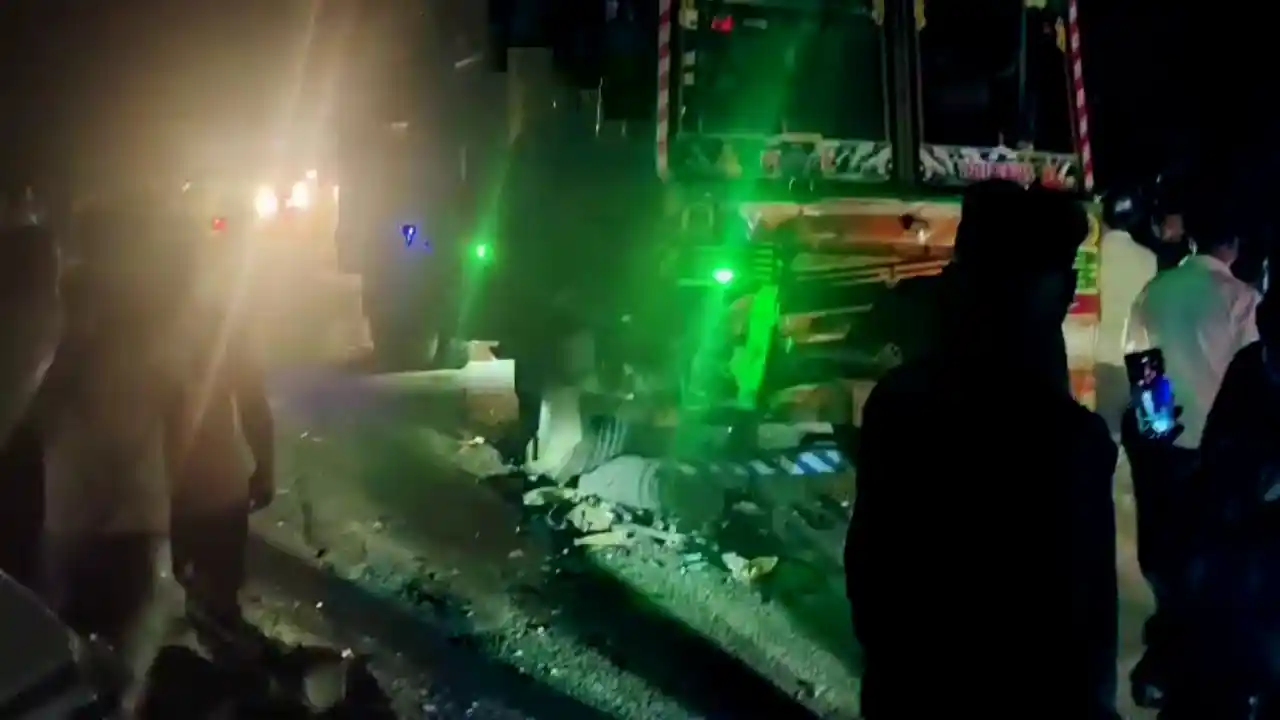 Tragic incident Near Doranalu 1 Laborer Dead, 6 Injured as Bolero Hits Lorry