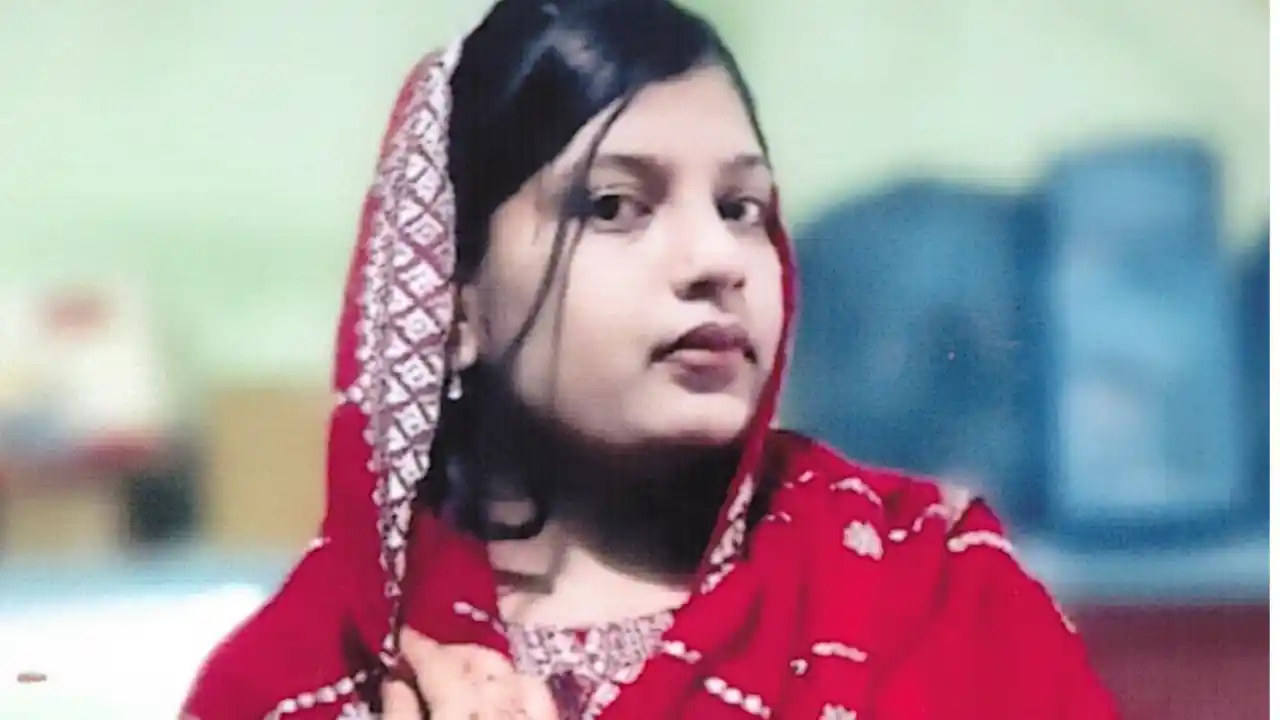 ಭದ್ರಾವತಿಯಲ್ಲಿ ಬಿ.ಎಡ್ ಓದ್ತಿದ್ದ ಈಕೆ ಅಲ್ಮಾಸ್ ಪರ್ವೀನ್! ಇವರ ಸುಳಿವು ಸಿಕ್ಕರೇ ಪೊಲೀಸರಿಗೆ ತಿಳಿಸಿ 1 ಭದ್ರಾವತಿಯಲ್ಲಿ ಬಿ.ಎಡ್ ವಿದ್ಯಾರ್ಥಿನಿ ನಾಪತ್ತೆ: ಸುಳಿವು ನೀಡಲು ಹಳೇನಗರ ಪೊಲೀಸರ ಮನವಿ B.Ed Student Almas Parveen Missing in Bhadravathi Police Seek Public Help