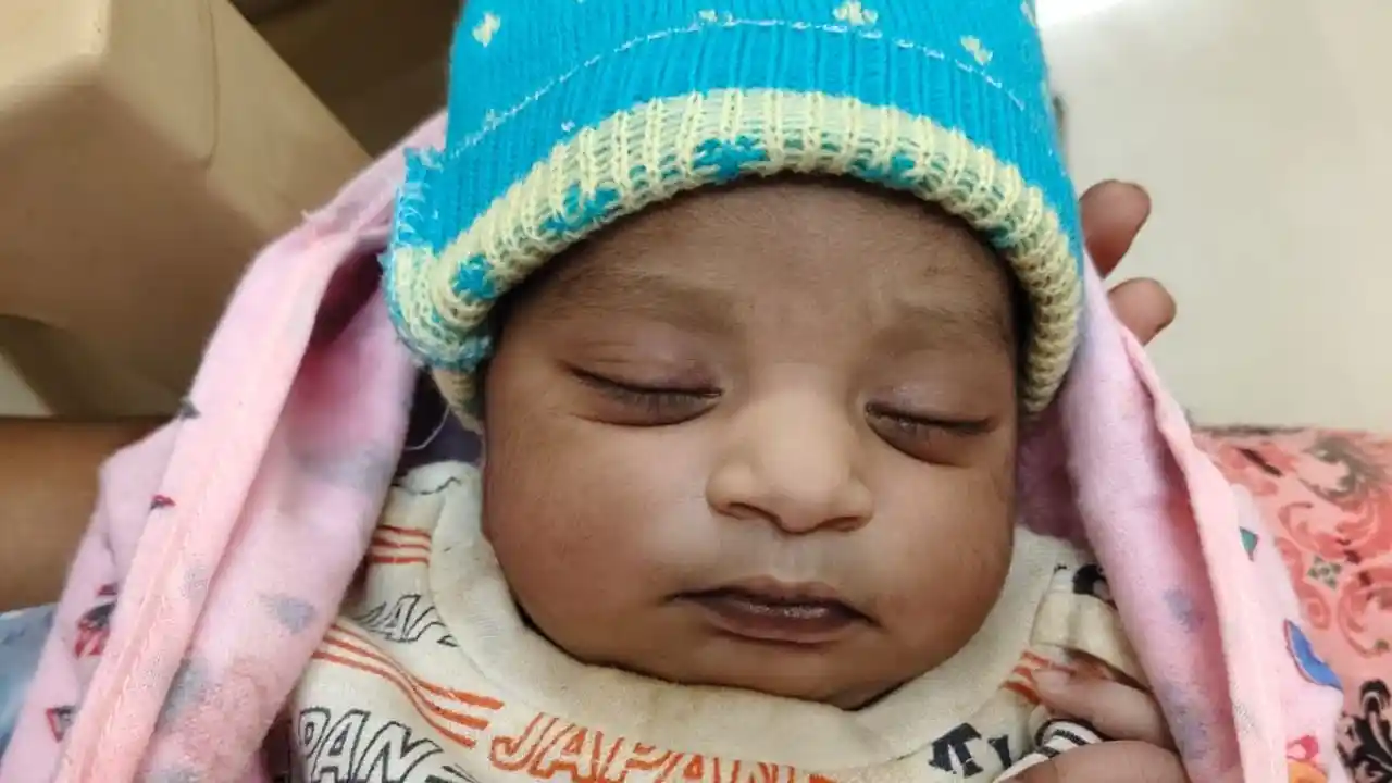 ಭದ್ರಾವತಿಯಲ್ಲಿ ಅನಾಮಧೇಯ ಗಂಡು ಮಗು ಪತ್ತೆ: ಪೋಷಕರ ಪತ್ತೆಗೆ ಶಿವಮೊಗ್ಗ ಬಾಲಮಂದಿರದ ಮನವಿ  Abandoned Baby Boy Found in Bhadravathi: Search for Parents by Shimoga Balamandira