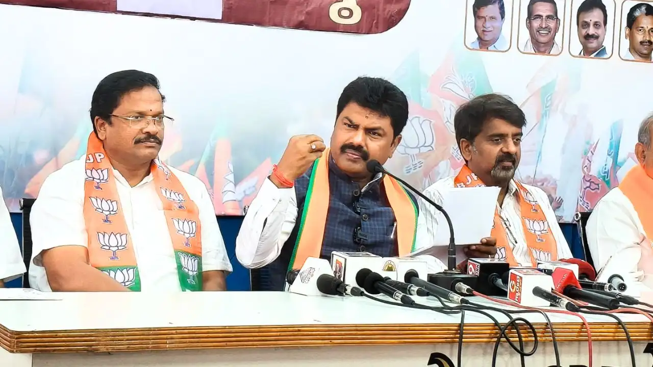 ಹಾವೇರಿಯಲ್ಲಿ ನಡೆಯುತ್ತಿರುವುದು ಸಾಧನಾ ಸಮಾವೇಶವಲ್ಲ, ಅದು ಯಾತನಾ ಸಮಾವೇಶ: ಸಂಸದ ಬಿ.ವೈ. ರಾಘವೇಂದ್ರ 1 BY Raghavendra Slams Congress Haveri Convention