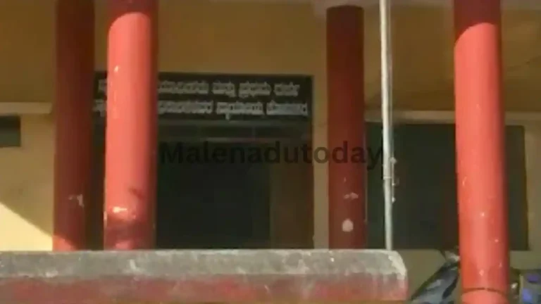 ಮಲೆನಾಡು ಟುಡೆ ಸುದ್ದಿ /ಎಐಸಿಸಿ ವರಿಷ್ಟ ರಾಹುಲ್ ಗಾಂಧಿ ಅವರ ಬಗ್ಗೆ ಅವಹೇಳನಕಾರಿ ಪೋಸ್ಟ್ ಹಾಕಿದ ಪ್ರಕರಣಕ್ಕೆ ಸಂಬಂಧಿಸಿದಂತೆ, ತೀರ್ಥಹಳ್ಳಿ ಶಾಸಕ ಆರಗ ಜ್ಞಾನೇಂದ್ರ ಅವರ ಆಪ್ತ ಸಹಾಯಕರೊಬ್ಬರ ಜಾಮೀನು ಅರ್ಜಿ ತಿರಸ್ಕರಿಸಿ ಹೊಸನಗರ ಜೆಎಂಎಫ್‌ಸಿ (JMFC) ನ್ಯಾಯಾಲಯ ಅವರನ್ನು ನ್ಯಾಯಾಂಗ ಬಂಧನಕ್ಕೆ ಒಪ್ಪಿಸಿದೆ.  ಏನಿದು ಪ್ರಕರಣ ಹೊಸನಗರ ತಾಲ್ಲೂ ನಗರ ಪೊಲೀಸ್ ಠಾಣೆಯಲ್ಲಿ (Nagara PS) ದಿನಾಂಕ 20-05-2025 ರಂದು ಭಾರತೀಯ ನ್ಯಾಯ ಸಂಹಿತೆ (BNS) ಸೆಕ್ಷನ್ 353(2) ರ ಪ್ರಕಾರ ದೂರು ದಾಖಲಿಸಿಕೊಳ್ಳಲಾಗಿತ್ತು ಪೊಲೀಸ್ ಸಿಬ್ಬಂದಿ ಪ್ರವೀಣ್ ಕುಮಾರ್ ಜಿ.ಎಸ್ ( Sri Praveen Kumar B S CHC-428), ದಾಖಲಿಸಿದ್ದ ಸುಮುಟೋ ಪ್ರಕರಣದಲ್ಲಿ, ಆರೋಪಿ ಹೊಸನಗರ ತಾಲೂಕಿನ ಮಳಲಿ ಗ್ರಾಮದ ನಿವಾಸಿ ರಾಜೇಶ್ ಹಿರಿಮನೆ ಎಂಬವರು, ಹುಲ್ ಗಾಂಧಿ ಅವರ ಭಾವಚಿತ್ರವನ್ನು ಎಡಿಟ್ ಮಾಡಿ ಸಾಮಾಜಿಕ ಜಾಲತಾಣ ಫೇಸ್​ಬುಕ್​ನಲ್ಲಿ ಹರಿಬಿಟ್ಟು ವೈರತ್ವ, ವೈಮಸ್ಯ ಮತ್ತು ದ್ವೇಷ ಹರಡುವ ಕೃತ್ಯ ಎಸೆಗಿದ್ದಾರೆ ಎಂದು ಆರೋಪಿಸಿ ಎಫ್​ಐಆರ್ ಆಗಿತ್ತು.  Rajesh Hirimane FIR Copy & Court Order Revealed: Rahul Gandhi Case ಈ ಪ್ರಕರಣದಲ್ಲಿ ಕೋರ್ಟ್ ವಿಚಾರಣೆಗೆ ಸಂಬಂಧಿಸಿದಂತೆ ಆರೋಪಿಗೆ ವಾರಂಟ್ ಜಾರಿಯಾಗಿತ್ತು. ಅದರಂತೆ ಆರೋಪಿಯನ್ನು ನ್ಯಾಯಾಲಯಕ್ಕೆ ಹಾಜರುಪಡಿಸಲಾಗಿತ್ತು. ಈ ವೇಳೆ ಆರೋಪಿ ಪರ ವಕೀಲರಾದ ವಿ.ಎಸ್.ಕೆ ಅವರು ಹಾಜರಾಗಿ ವಕಾಲತ್ತು ಸಲ್ಲಿಸಿದರು.ಆರೋಪಿ ಪರ ವಕೀಲರು ಬಿಎನ್‌ಎಸ್‌ಎಸ್ (BNSS) ಕಾಯ್ದೆಯ ಸೆಕ್ಷನ್ 72(2) ಅಡಿಯಲ್ಲಿ ವಾರಂಟ್ ರದ್ದುಪಡಿಸಲು ಹಾಗೂ ಸೆಕ್ಷನ್ 480ರ ಅಡಿಯಲ್ಲಿ ಜಾಮೀನು ಕೋರಿ ಅರ್ಜಿ ಸಲ್ಲಿಸಿದರು. ಆದರೆ, ಈ ಪ್ರಕರಣದಲ್ಲಿ ಬಿಎನ್‌ಎಸ್ (BNS) ಕಾಯ್ದೆಯ ಸೆಕ್ಷನ್ 353(2) ರ ಅಡಿಯಲ್ಲಿ ದೂರು ದಾಖಲಾಗಿದ್ದು, ಇದು ಜಾಮೀನು ರಹಿತ ಅಪರಾಧವಾಗಿದೆ. ಅಲ್ಲದೆ ಈ ಅಪರಾಧಕ್ಕೆ 3 ವರ್ಷಗಳವರೆಗೆ ಶಿಕ್ಷೆ ವಿಧಿಸಲು ಅವಕಾಶವಿದೆ ಎಂದು ನ್ಯಾಯಾಲಯ ಅಭಿಪ್ರಾಯಪಟ್ಟಿದೆ. ಅಲ್ಲದೆ  ನ್ಯಾಯಾಲಯವು ಆರೋಪಿಯ ಜಾಮೀನು ಅರ್ಜಿಯನ್ನು ಮಾನ್ಯ ಮಾಡಿಲ್ಲ. ಆರೋಪಿಯನ್ನು  ಫೆಬ್ರವರಿ 24, 2026ರವರೆಗೆ ನ್ಯಾಯಾಂಗ ಬಂಧನಕ್ಕೆ (Judicial Custody) ಒಪ್ಪಿಸಿ ಆದೇಶ ಹೊರಡಿಸಿದೆ.  Rajesh Hirimane FIR Copy & Court Order Revealed: Rahul Gandhi Case Rajesh Hirimane FIR Copy & Court Order Revealed: Rahul Gandhi Case Updateಹೊಸನಗರ ಕೋರ್ಟ್ ಮಹತ್ವದ ಆದೇಶ: ಶಾಸಕ ಆರಗ ಜ್ಞಾನೇಂದ್ರ ಆಪ್ತ ಸಹಾಯಕನ ಜಾಮೀನು ಅರ್ಜಿ ವಜಾ. ಬಿಎನ್‌ಎಸ್ ಸೆಕ್ಷನ್ 353(2) ಅಡಿ ಫೆಬ್ರವರಿ 24ರವರೆಗೆ ನ್ಯಾಯಾಂಗ ಬಂಧನ. ಮಲೆನಾಡು ಟುಡೆ ಡಿಜಿಟಲ್ ನ್ಯೂಸ್ ಮೀಡಿಯಾ ದ ಸೋಶಿಯಲ್​ ಮೀಡಿಯಾದಲ್ಲಿ ವೈರಲ್​ ಸುದ್ದಿಗಳಿಂದ ಸ್ತಳೀಯ ವಿಶೇಷ ವಿಡಿಯೋ ಸುದ್ದಿಗಳನ್ನು ನೀವು ನೋಡಬಹುದು…ಇಲ್ಲಿದೆ ಅವುಗಳ ಲಿಂಕ್  Facebook ,  whatsapp  , whatsapp chanel  instagram,  youtube,  telegram , ನಮ್ಮದು ಅಧಿಕೃತವಾದ ಮತ್ತು ಉತ್ಪ್ರೇಕ್ಷೆಗಳಲ್ಲಿದ ನೈಜ ಸುದ್ದಿಯ ಸಂಸ್ಥೆ. ನಮ್ಮ ಬಗ್ಗೆ  google business, ನಲ್ಲಿ ಮಾಹಿತಿ ಪಡೆಯಬಹುದು. ಅಲ್ಲದೆ   malenadu today epaper malenadutoday web ನಲ್ಲಿ ಆಯಾ ದಿನದ ಈ ಪೇಪರ್​ಗಳನ್ನು ಕ್ಲಿಕ್ ಮಾಡಿ ಓದಬಹುದು.