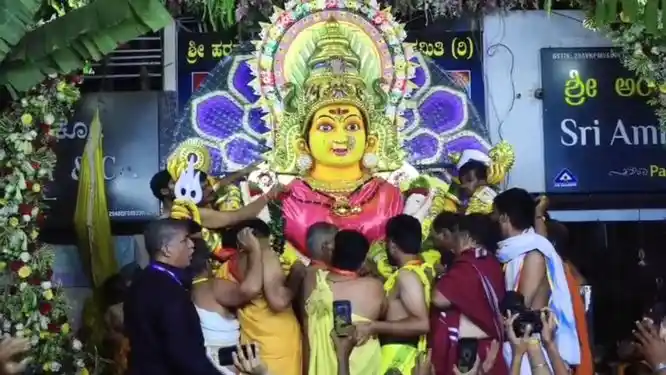 ಶಿವಮೊಗ್ಗ ಮಾರಿಕಾಂಬಾ ಜಾತ್ರೆ ಆರಂಭ:  ಭಕ್ತಸಮೂಹಕ್ಕೆ ಮಾರವ್ವನ ಮೊದಲ ದರ್ಶನ