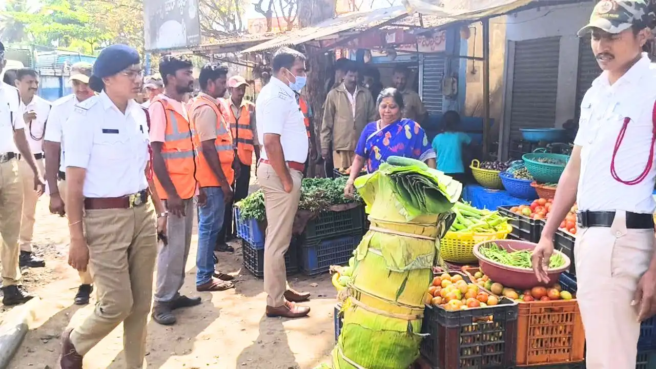 ಶಿವಮೊಗ್ಗ: ಫುಟ್‌ಪಾತ್ ಅತಿಕ್ರಮಣ ತೆರವುಗೊಳಿಸಿದ ಮಹಾನಗರ ಪಾಲಿಕೆ ಮತ್ತು ಟ್ರಾಫಿಕ್ ಪೊಲೀಸರು.
