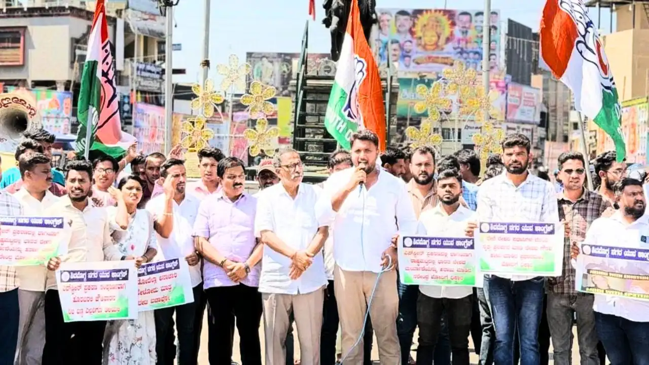 ಶಿವಮೊಗ್ಗ: ಪ್ರಧಾನಿ ನರೇಂದ್ರ ಮೋದಿ ವಜಾಕ್ಕೆ ಆಗ್ರಹಿಸಿ ಯುವ ಕಾಂಗ್ರೆಸ್ ಪ್ರತಿಭಟನೆ, ಕಾರಣವೇನು