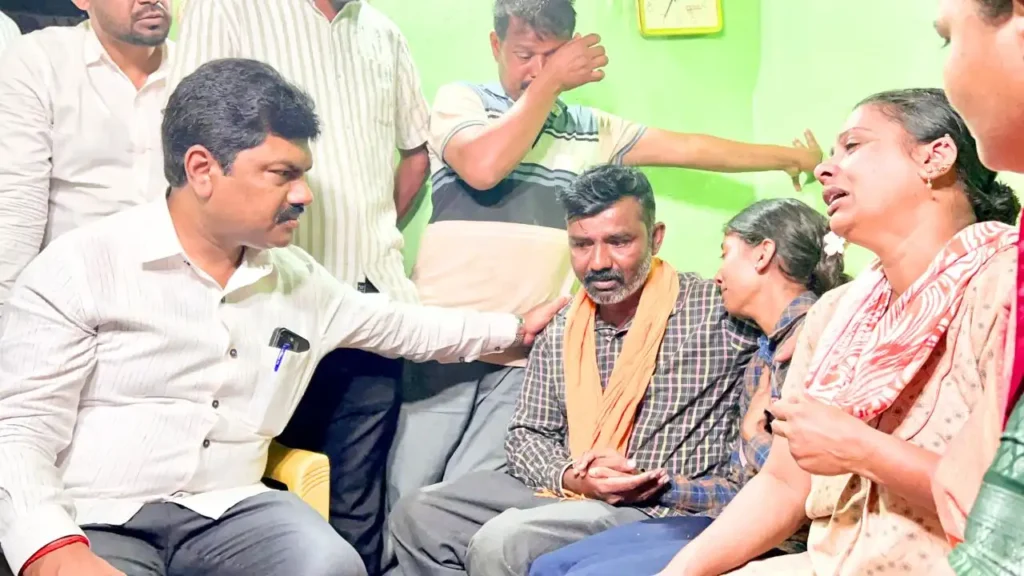Mp byr Donates 1 Lakh to Sankeths Family