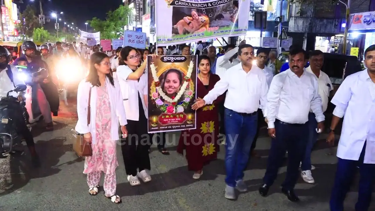 ಡಾ. ಸಮೀಕ್ಷಾ ರೆಡ್ಡಿ ಸಾವಿಗೆ ನ್ಯಾಯಕ್ಕಾಗಿ ಆಗ್ರಹ: ಕ್ಯಾಂಡಲ್​ ಮಾರ್ಚ್​ ಮೂಲಕ ಸಂತಾಪ