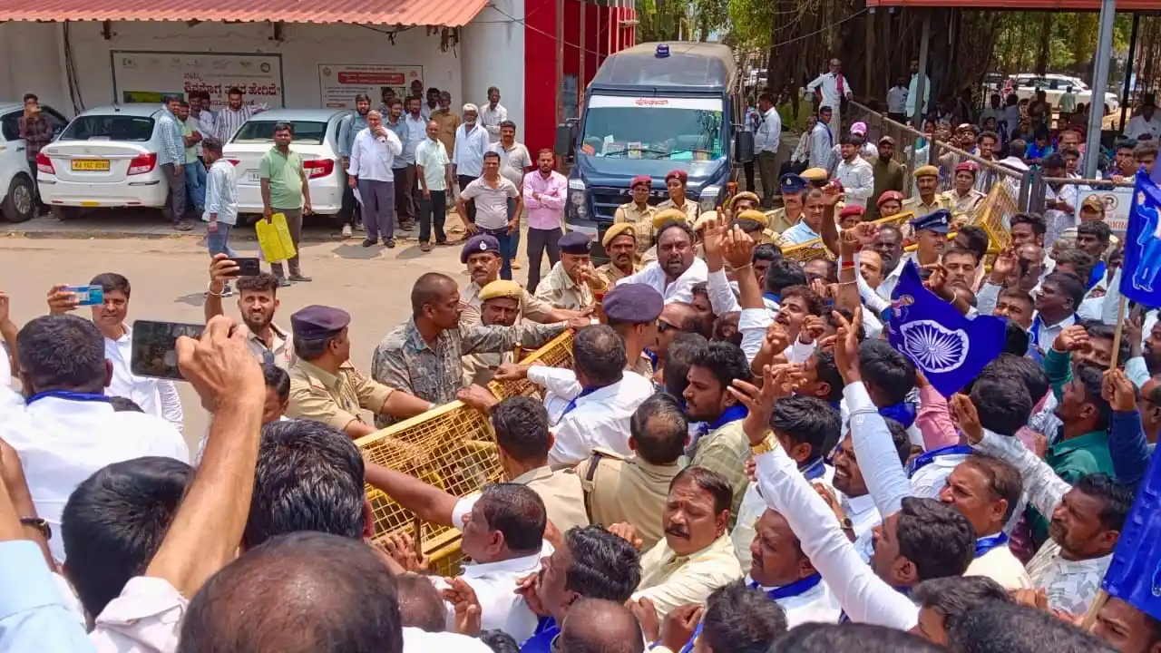 ಶಿವಮೊಗ್ಗದಲ್ಲಿ ಭಾರಿ ಪ್ರತಿಭಟನೆ: ಡಿಸಿ ಕಚೇರಿಗೆ ನುಗ್ಗಲು ಯತ್ನ, ಕಾರಣವೇನು