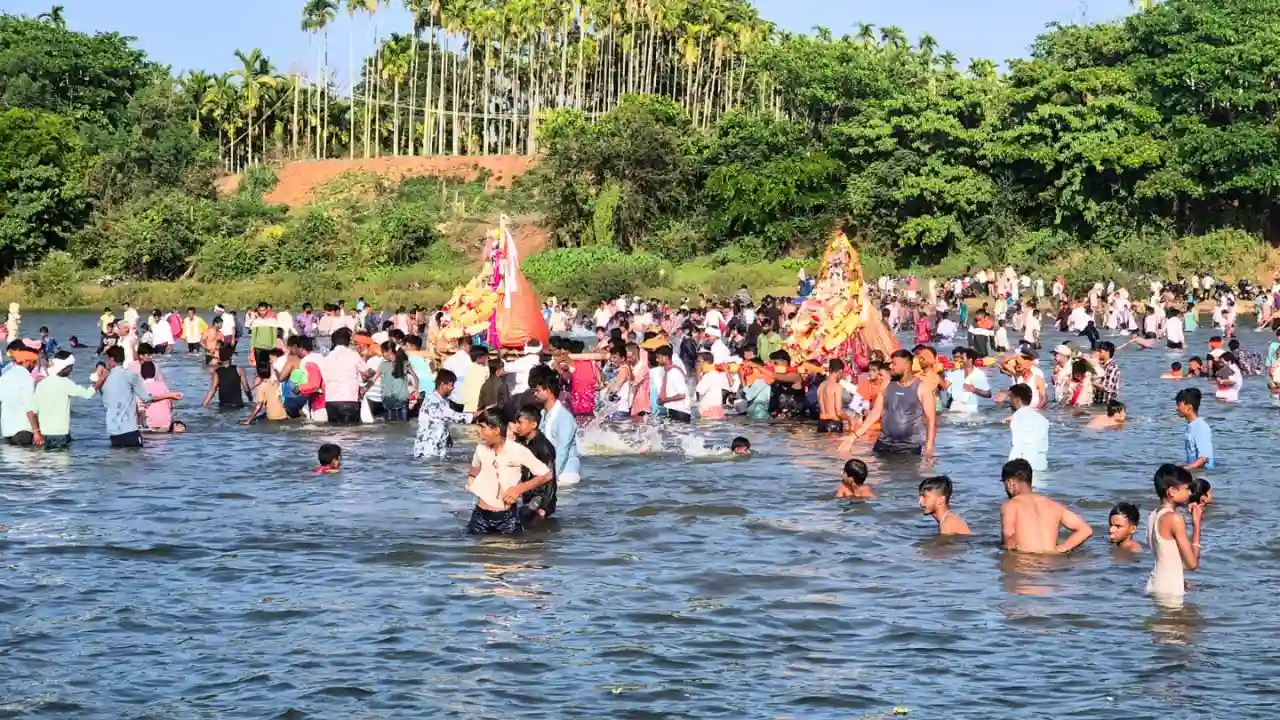 ಕೂಡ್ಲಿ ಸಂಗಮೇಶ್ವರ ಜಾತ್ರಾ ಮಹೋತ್ಸವಕ್ಕೆ ಅದ್ಧೂರಿ ಚಾಲನೆ ಭಕ್ತ ಸಾಗರದಿಂದ ತುಂಗಾ-ಭದ್ರಾ ತೀರದಲ್ಲಿ ಪುಣ್ಯಸ್ನಾನ