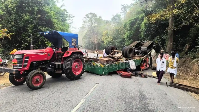 Paddy Harvesting Machine Topples Near Thirthahalli