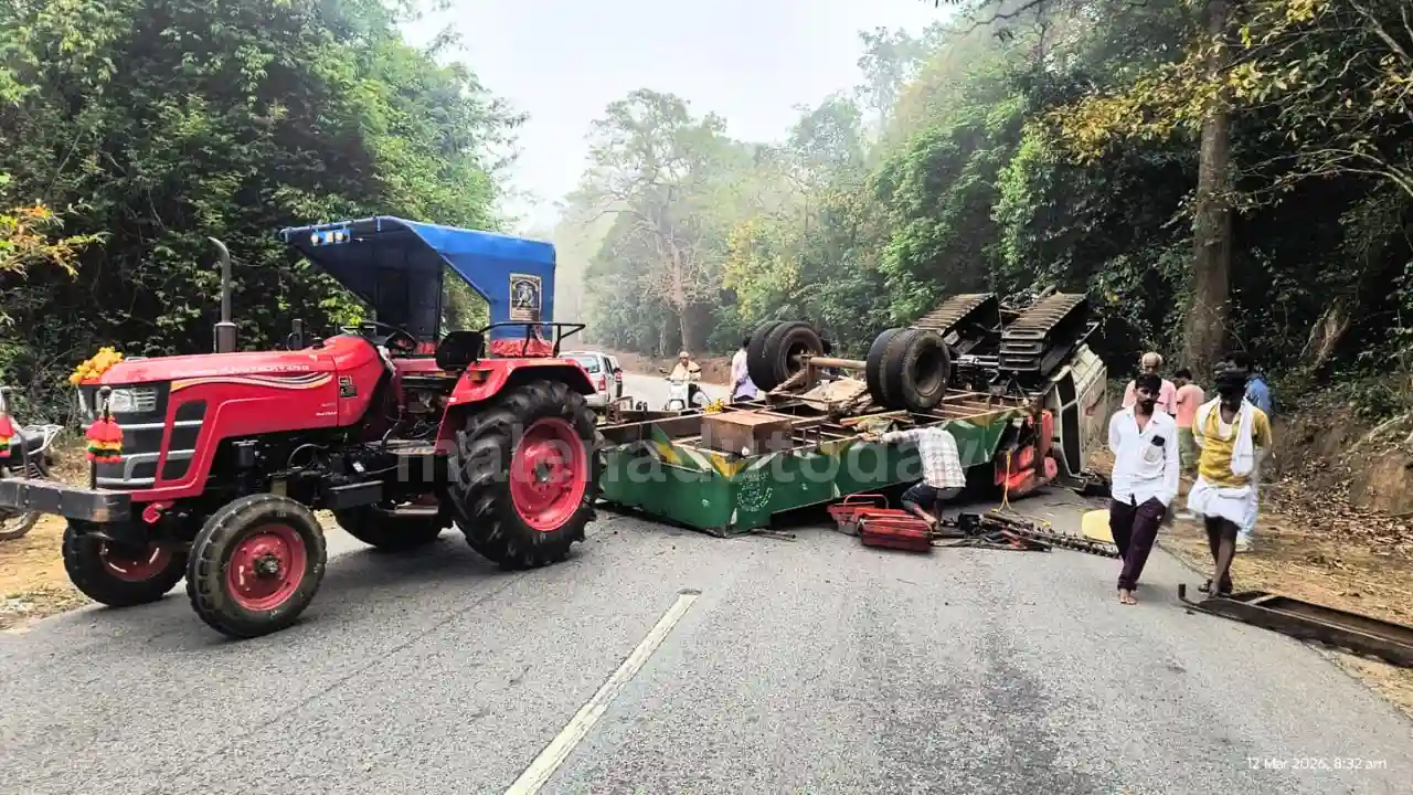 ತೀರ್ಥಹಳ್ಳಿ : ರಸ್ತೆ ಮಧ್ಯೆ ಪಲ್ಟಿಯಾದ ಭತ್ತದ ಕೊಯ್ಲು ಯಂತ್ರ 