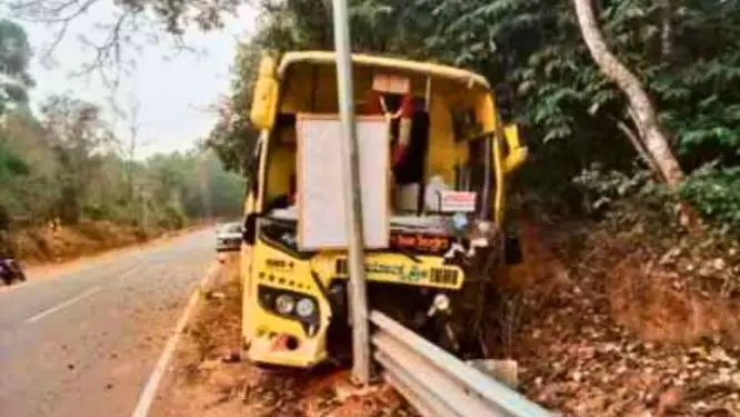 ರಾಷ್ಟ್ರೀಯ ಹೆದ್ದಾರಿ 369 ,ಸಿಗಂದೂರು ಬಳಿ ಚರಂಡಿಗಿಳಿದ ಬೆಂಗಳೂರು ಬಸ್