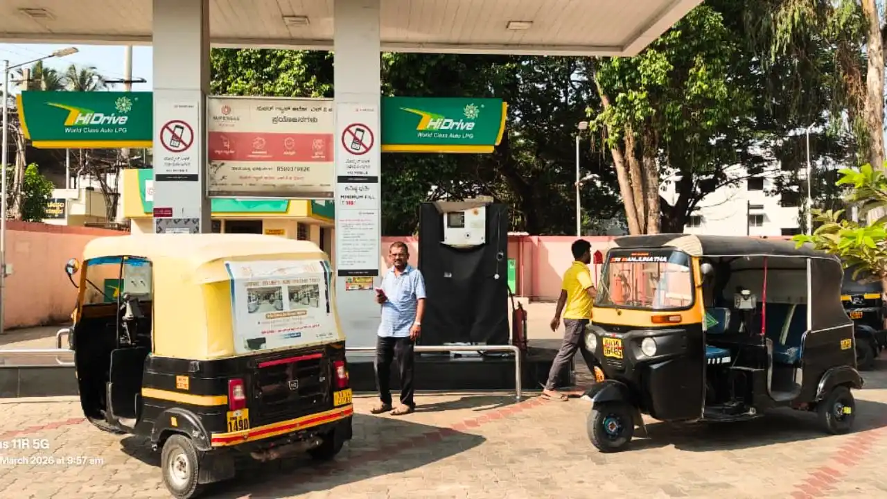 ಶಿವಮೊಗ್ಗ : ಫ್ಯೂಯೆಲ್ಸ್ ಬಳಿ ಕಿಲೋಮೀಟರ್ ಉದ್ದದ ಕ್ಯೂ: ಗ್ಯಾಸ್ ಇಲ್ಲದೆ ಕಂಗಾಲಾದ ಚಾಲಕರು!