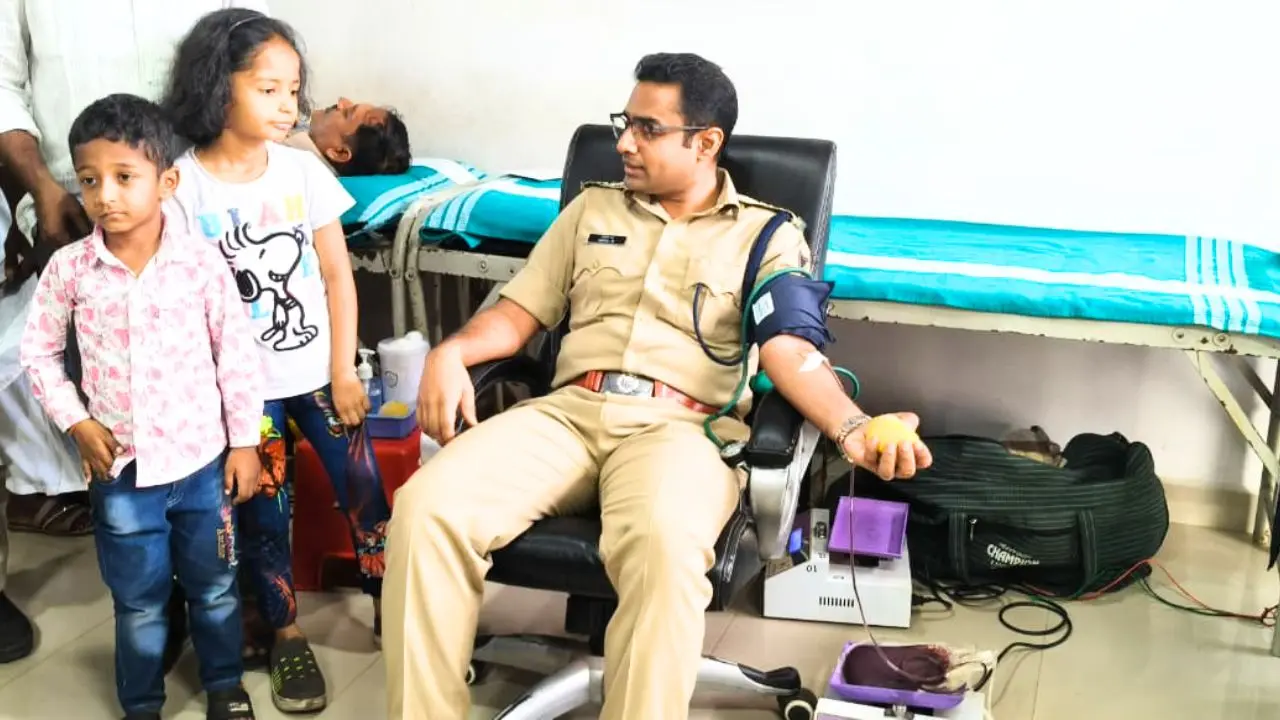 ಶಿವಮೊಗ್ಗ: ಖುದ್ದು ರಕ್ತದಾನ ಮಾಡಿ  ಮಾದರಿಯಾದ ಎಸ್ಪಿ ನಿಖಿಲ್​ ಬಿ