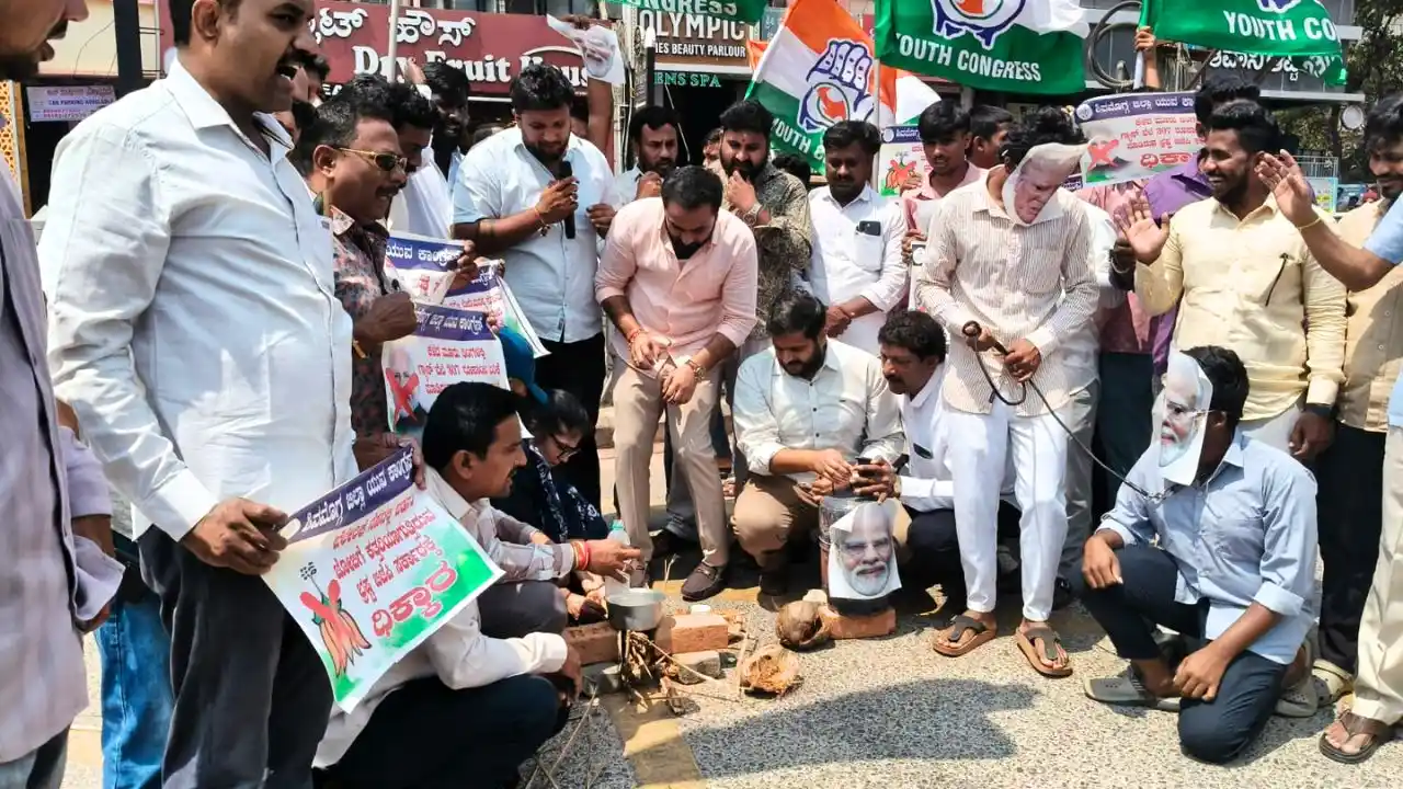 ಶಿವಮೊಗ್ಗ: ಸಿಲಿಂಡರ್ ಬೆಲೆ ಏರಿಕೆ ವಿರೋಧಿಸಿ ಪ್ರತಿಭಟನೆ; ಮೋದಿ-ಟ್ರಂಪ್ ಅಣಕು ಪ್ರದರ್ಶನ!