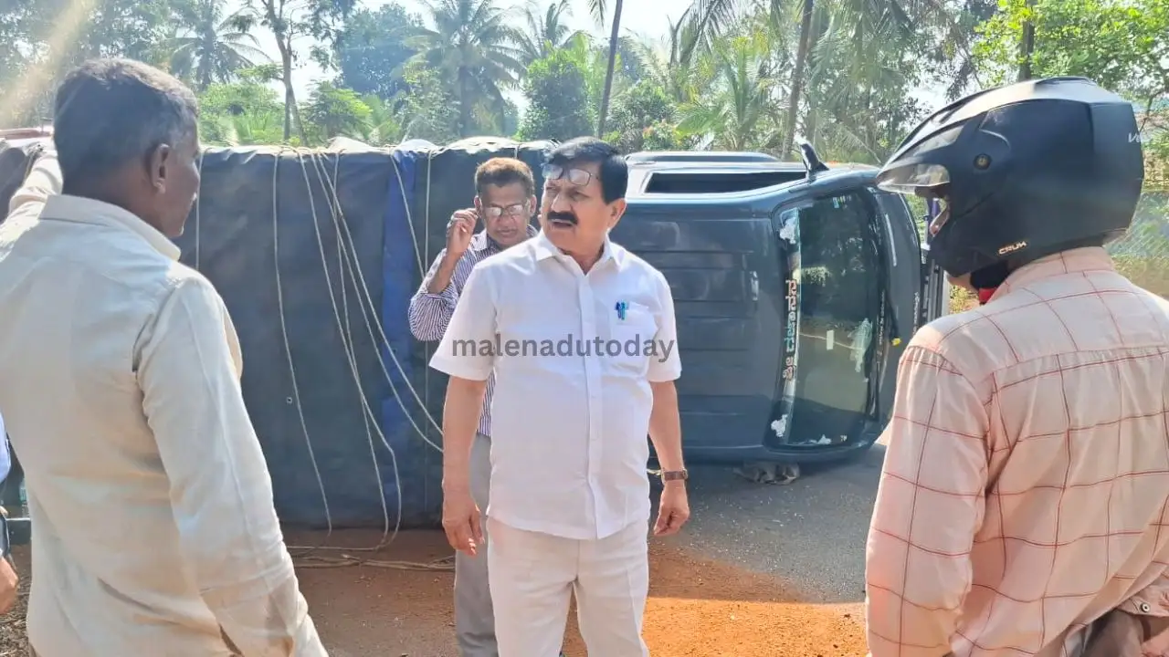 ರಸ್ತೆಯಲ್ಲಿ ಅಡ್ಡ ಬಂದ ಕಾಳಿಂಗ ಸರ್ಪ: ನಿಯಂತ್ರಣ ತಪ್ಪಿ ಪಲ್ಟಿಯಾದ ಅಡಿಕೆ ಲಾರಿ, ಚಾಲಕನ ನೆರವಿಗೆ ಧಾವಿಸಿದ ಶಾಸಕ ಆರಗ!